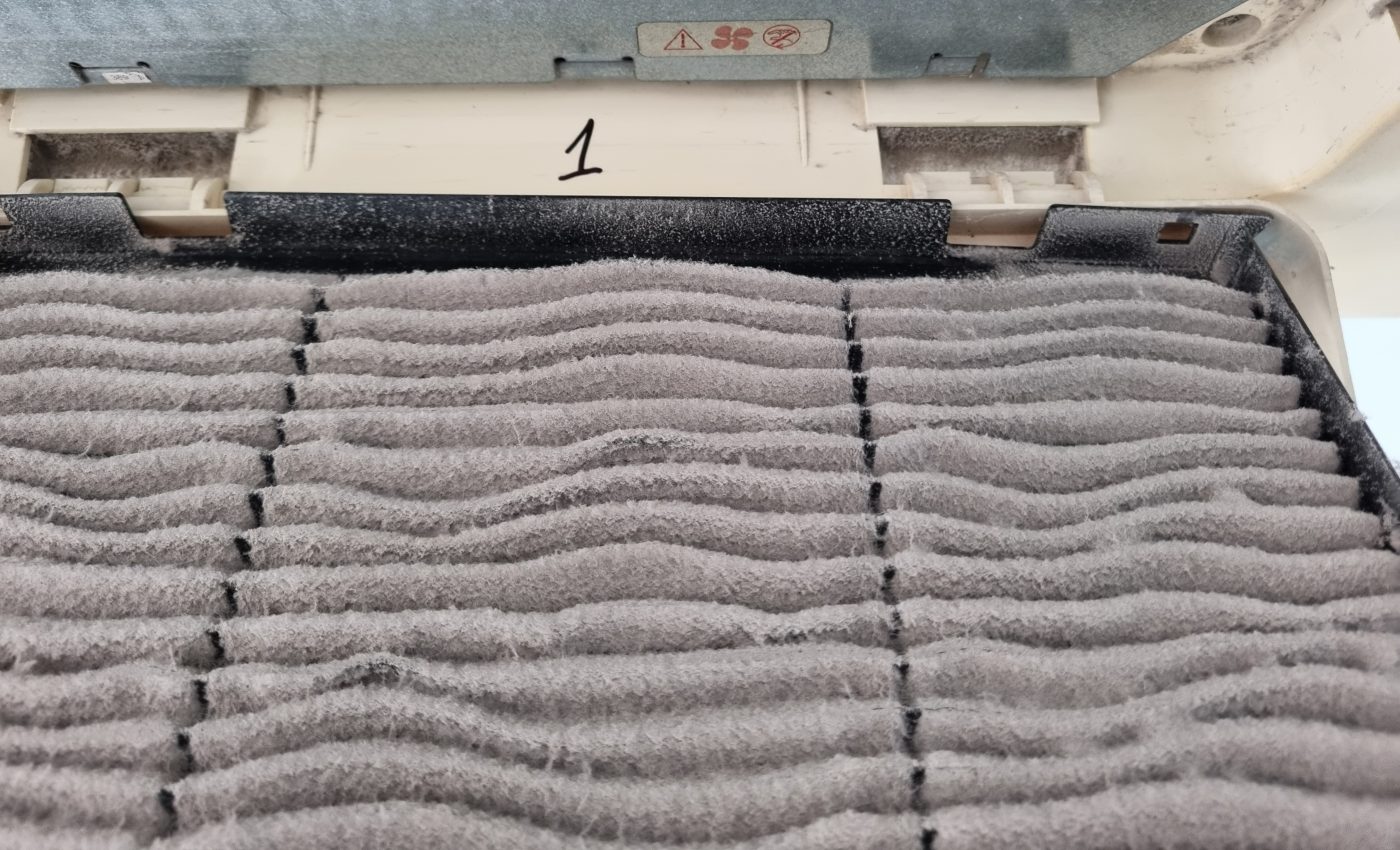 Filtro de ar condicionado com uma camada espessa de pó antes da limpeza