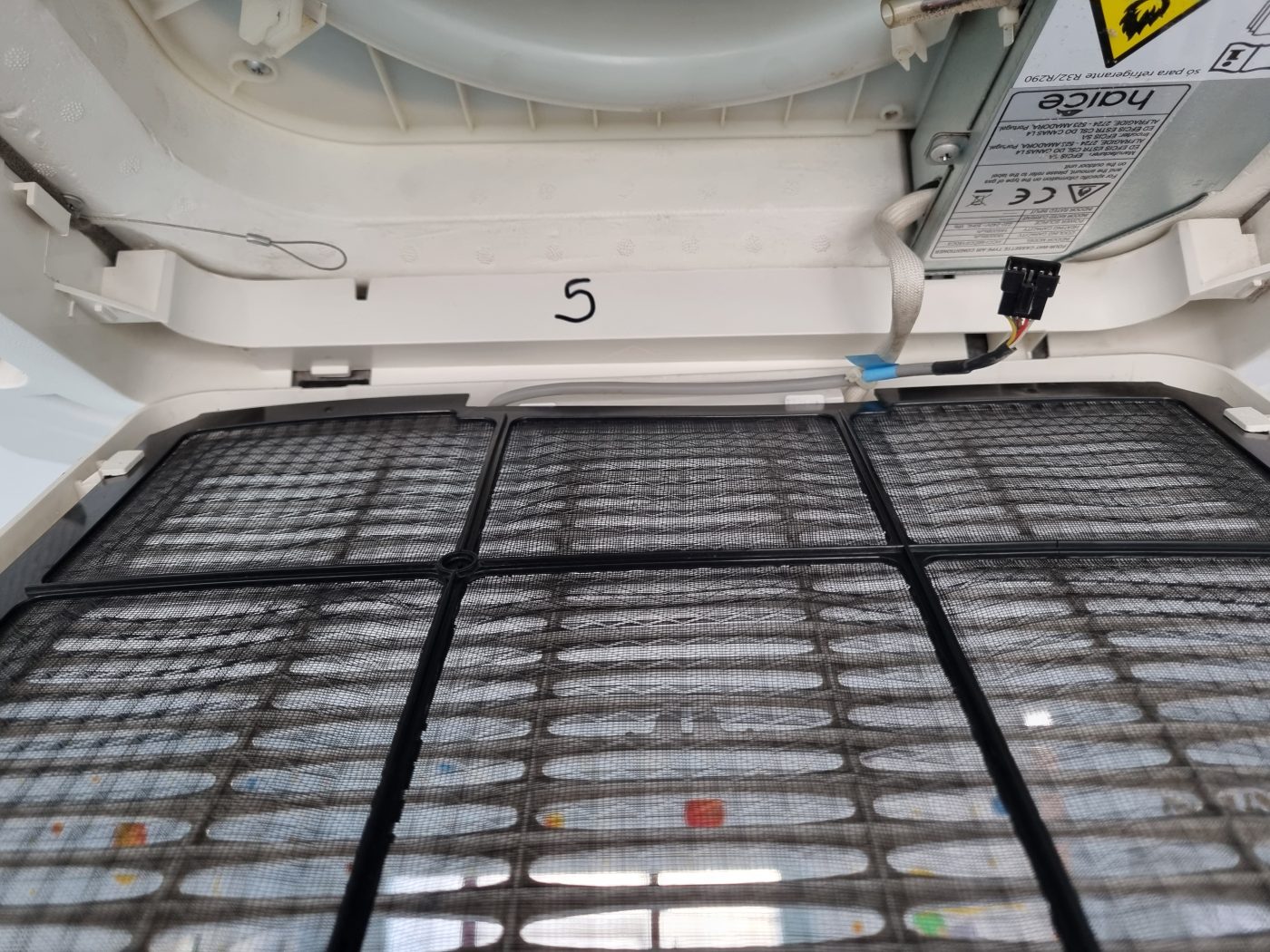 Filtro da mesma unidade de teto depois da limpeza, com a malha limpa