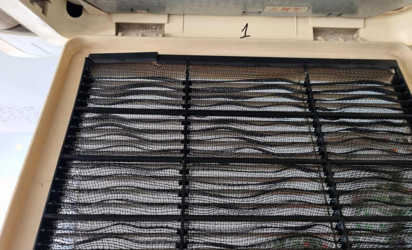 Filtro de ar condicionado depois da limpeza, com a malha limpa