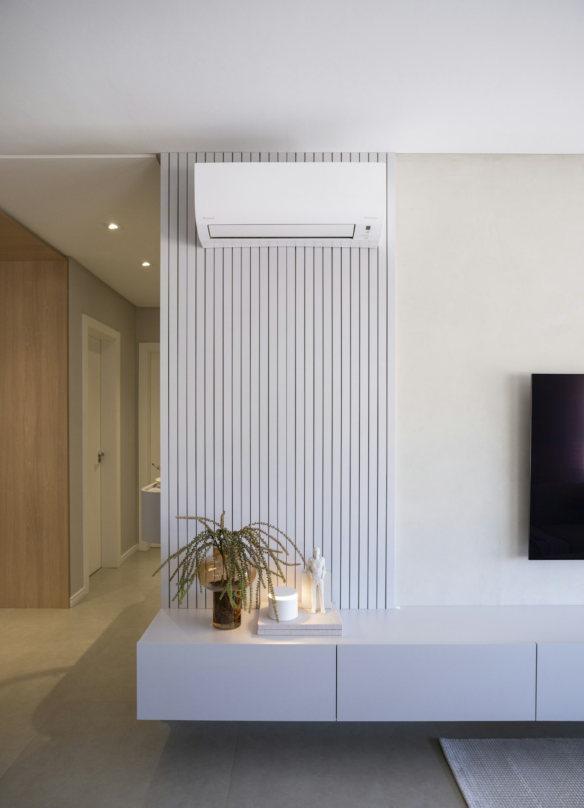 Unidade de ar condicionado split instalada numa sala moderna